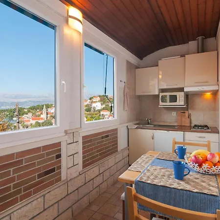 In With House Sea View Splitska